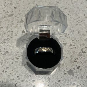 Stainless steel ring w/5 rhinestones